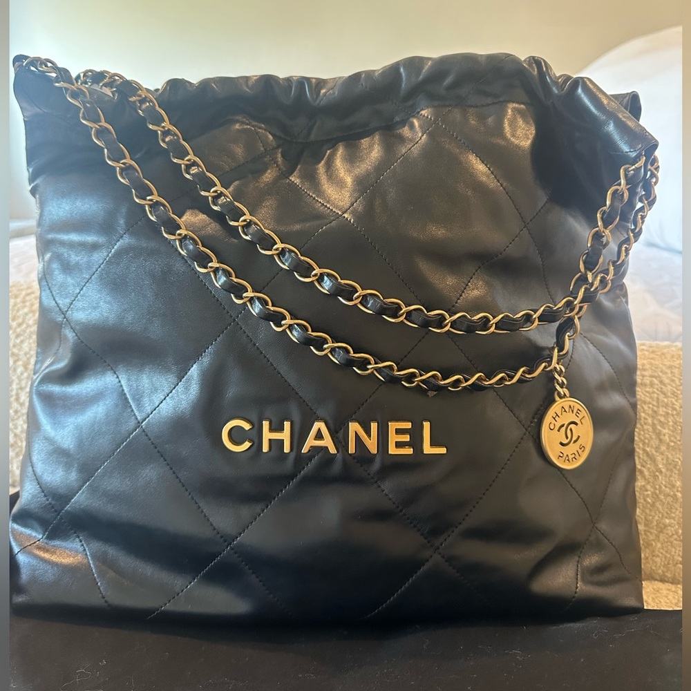 Chanel 22 handbag - Great Condition in Medium